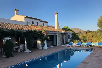 Image de Villa avec piscine privée et vue magnifique