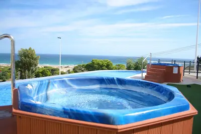 Image de Appartement de luxe à Nova Beach avec vue imprenable sur la mer, piscine chauffée et jacuzzi