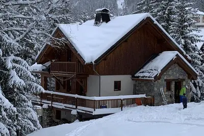 Image de En Piste Ski vers / depuis la porte d'entrée, chalet de 7 chambres, à 5 minutes des commerces / restaurants