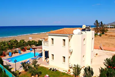 Image de Front Line Beach Villa - Piscine privée - Vue imprenable sur la mer - Wifi