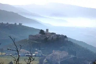 Image de Design italien contemporain dans les anciens murs d'un château