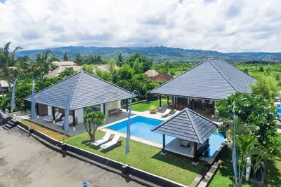 Image de Villa Lovina-beach 1, villa de luxe 5 *, personnel, front de mer, piscine, barattrip gratuit
