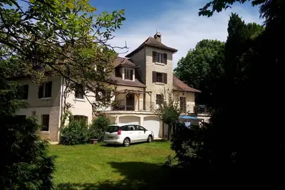 Image de Bel appartement privé avec piscine intérieure chauffée dans une grande maison de campagne