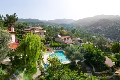 Image de Paisible chalet de campagne avec piscine privée