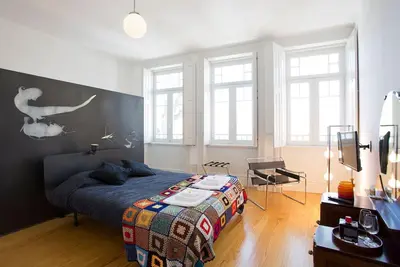 Image de chambre avec vue sur la rivière. quartier sûr et calme de la ville 1f