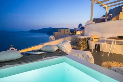 Image de Suite Exécutive 2 Chambres avec Jacuzzi Extérieur | Vue sur la caldeira