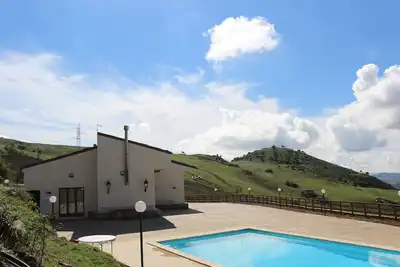 Image de chambre double avec salle de bain en service