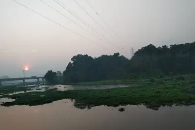 Image de A l'intérieur de la ville mais l'atmosphère du village, calme et serein, s'ouvre sur la rivière