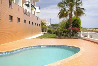 Image de Luxe appartement de deux chambres Ă Lagos W / vue imprenable sur mer et campagne