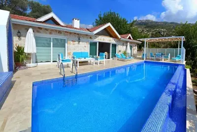 Image de Magnifiquement conçu isolée Villa de deux chambres avec piscine chauffée.
