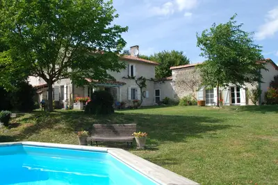 Image de Belle ferme familiale avec vue sur une vallée de la Dordogne.