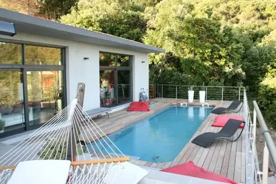 Image de Grande maison d'architecte avec aperçu mer