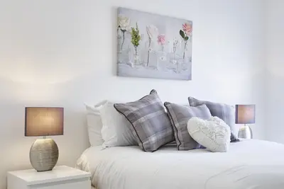 Image de Maison de ville exécutive avec 4 chambres et 3 salles de bain dans le centre de Milton Keynes