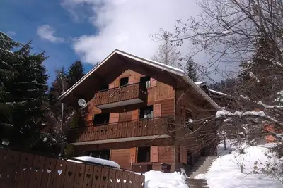 5 chambres, 3 salle de bains (10 personnes) chalet dans les Portes du Soleil avec bain à remous