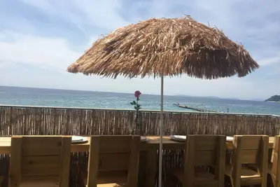 Image de Directement sur la plage, les pieds dans l'eau. Directly on the beach.