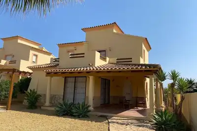 Image de Villa avec piscine privée et deux balcons Premier étage