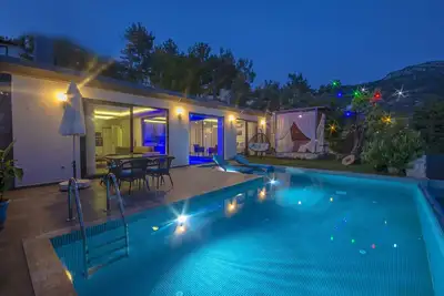 Image de Nouvelle villa de luxe lune de miel, piscine à débordement isolée et piscine intérieure chauffée