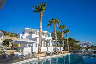 Luxe, 6 br, Villa face à la mer, Villa Agia Irini Cove avec piscine privée