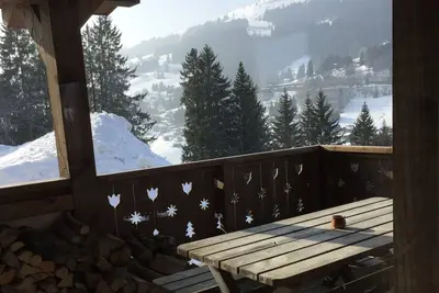 Image de Chalet de ski familial de luxe, vue magnifique sur la montagne, dans la station des Gets.