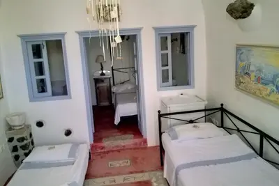 Maison traditionnelle dans le château médiéval d'Emporio Santorini