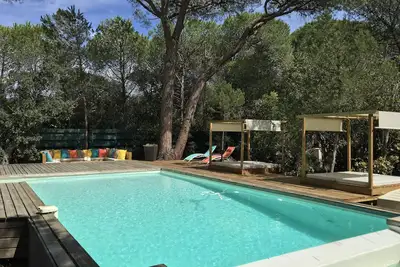 Image de Villa Paradisu Palombaggia: maison pieds dans l'eau avec véhicule inclus.