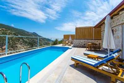 Image de Nouvelle villa traditionnelle 1 chambre avec piscine intérieure extérieure et chauffée isolée