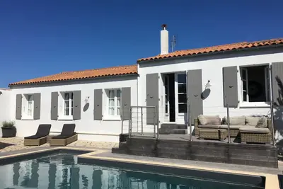 Image de Maison de 4 chambres / 2 salles de bain avec piscine chauffée dans la ville fortifiée de St Martin de Re