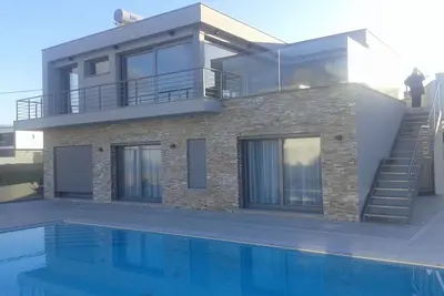 Image de maison de vacances avec piscine privée sur la plage
