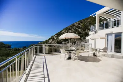 Image de spacieux appartement calme avec vue Lucice