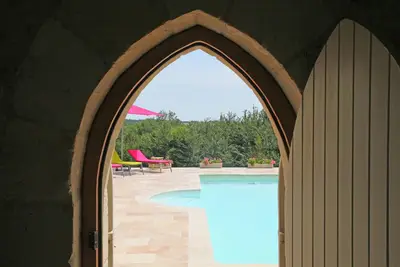 Image de Beau gîte pour deux, proche d'Eymet avec une magnifique piscine et une vue impressionnante.