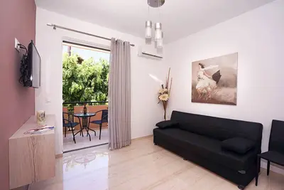 Image de Coucher de soleil appartement supérieur 50meters de la plage-Appartement récemment rénové