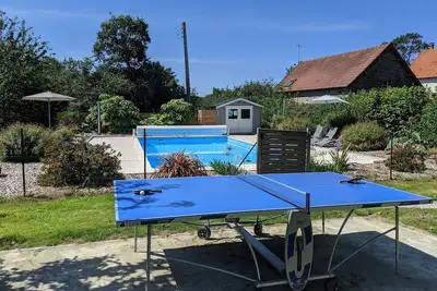 Image de Magnifique ancienne maison de presse de cidre avec piscine extérieure et court de tennis en gazon