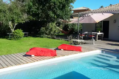 Image de Maison moderne classée avec piscine chauffée entre bassin et océan