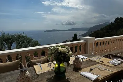 Incroyable Villa à la frontière de Monaco. 4 chambres doubles, piscine, jardins, vue sur la mer