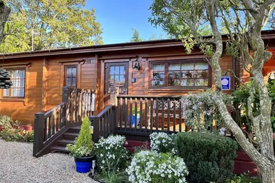Image de Holly Lodge, cabane en rondins pour adultes, Cedar Springs, Heacham. 5 minutes Ă pied de la plage