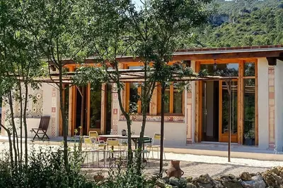 Image de maison indépendante pleine nature à Mourèze