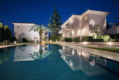 Image de Maisonnette Budget Jardin et Piscine [55 m² | 45 m²]
