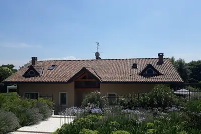 Image de Villa de campagne exclusive avec jardin privé à la périphérie de la ville