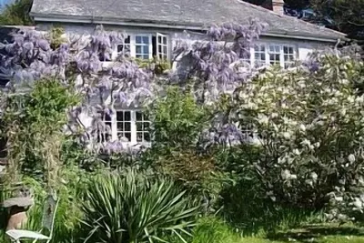Image de Maison edwardienne spacieuse, parfaite pour accueillir de grands groupes.