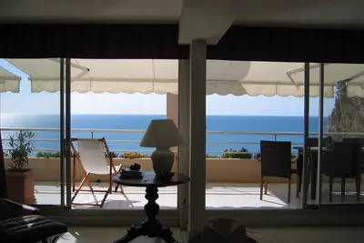 Image de Luxury apartment facing the Mediterranean