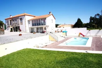 Image de Qualité logements w \/ piscine et terrain de football, un grand barbecue