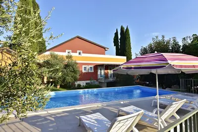 Image de Appartement dans la villa Ă Salvore, avec piscine, terrasse spacieuse, barbecue