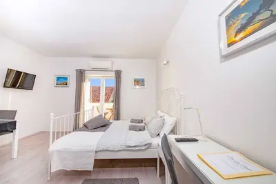 Image de Studio Stone avec vue mer au centre de Bol