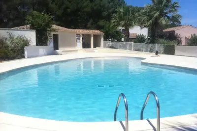 Pézenas; Petite jolie villa dans une residence securisée - avec piscine communal