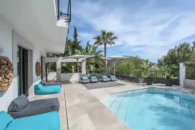 Image de Villa de luxe récemment rénovée avec vue mer \/ piscine, à 5 minutes à pied du port Andratx.