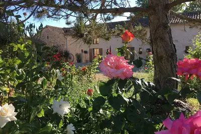 Image de Jolis gîtes dans la belle campagne française avec piscine et vastes jardins