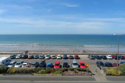 Image de 18 Trem Enlli est un appartement accueillant en bord de mer Ă Tywyn