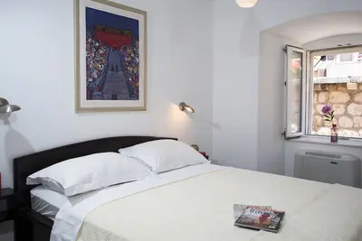 Image de Villa en Ville, une villa de luxe de deux chambres avec balcon, basée dans la vieille ville