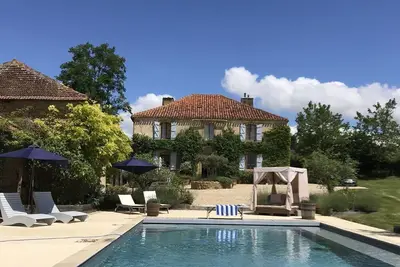 Image de Belle ferme avec vue splendide et superbe piscine