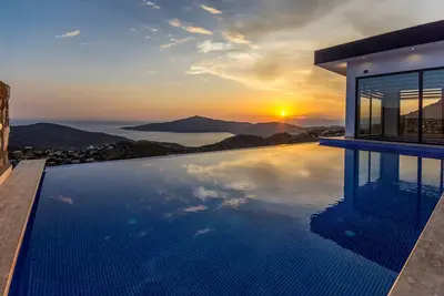 Image de Nouvelle villa lune de miel avec piscine intérieure isolée et chauffée, vue sur la mer